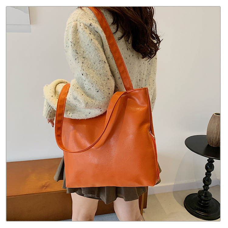 Retro large-capacity tote bag for women, 2024 new style fashionable portable commuting bag for going out, single-shoulder bag for students' classes undefined