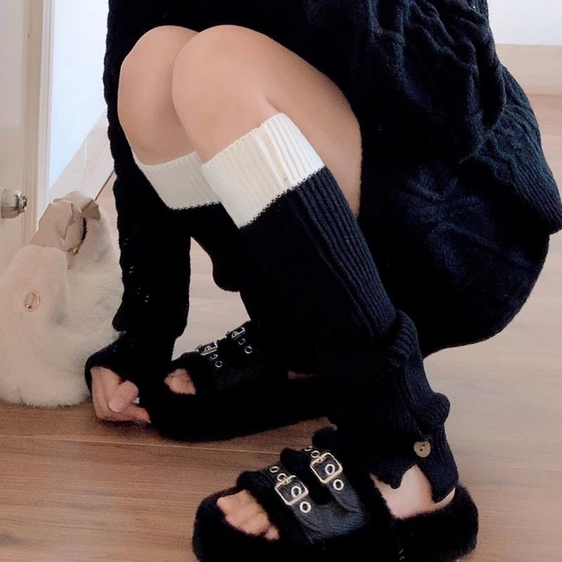 秋冬の灰色のウールのニットの靴下の女性の厚い足のカバーは黒色のすねの靴下のカバーの白い中筒の靴下をつなぎ合わせます。|undefined