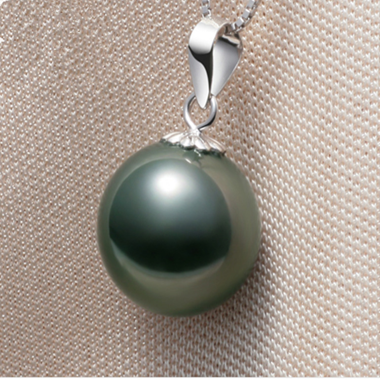 Collier de perles de luxe avec fermoir magnétique pour femme. Hypoallergénique, ce ras-de-cou fin et délicat est conçu pour un confort et une confiance absolus. La perle la plus tendance en Europe en 2026._voghion.com