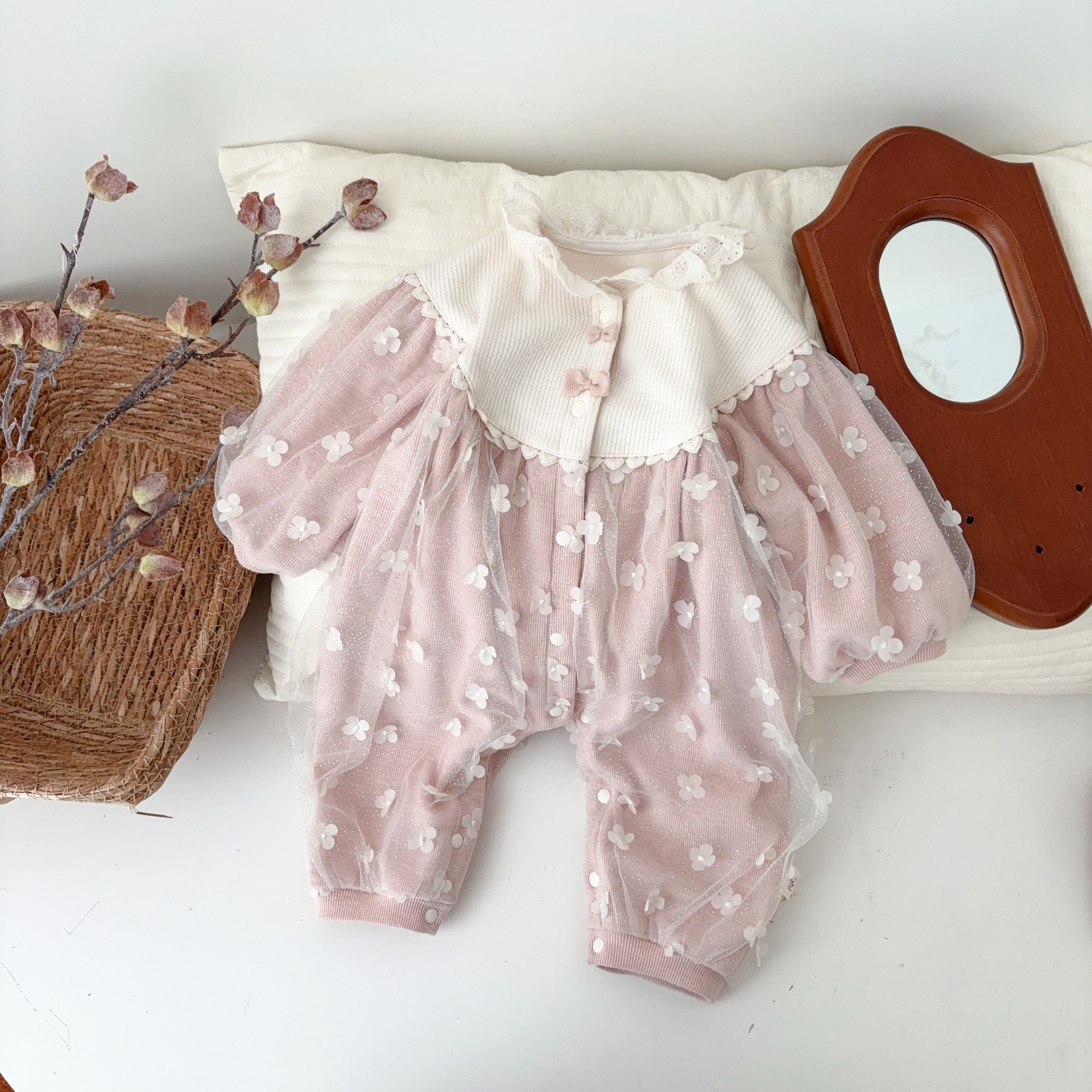 2025 nuevo estilo de primavera dulce ropa de bebé de flores pequeñas tridimensionales linda y súper linda bebé mamadera de manga larga ropa de salida