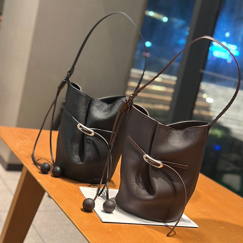 Women's Leather Bucket Shoulder Bag Simple Trendy Commuter Style_voghion.com