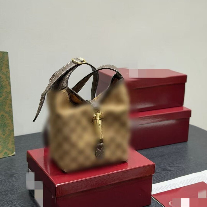 Gucci's new Jackie1961 mini shoulder bag, a small basket-style bucket tote bag, is both retro and practical Gucci's new Jackie1961 mini shoulder bag, a small basket-style bucket tote bag, is both retro and practical