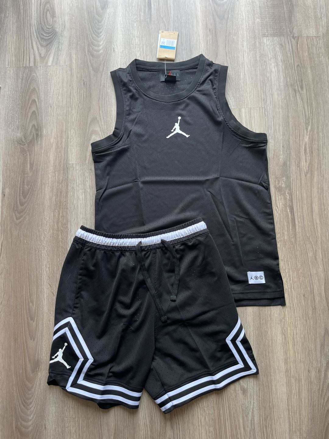 Nuevo conjunto de ropa deportiva de hombre volador en verano, entrenamiento de carrera para hombres, chalecos cortos transpirables de secado rápido, dos juegos al por mayor