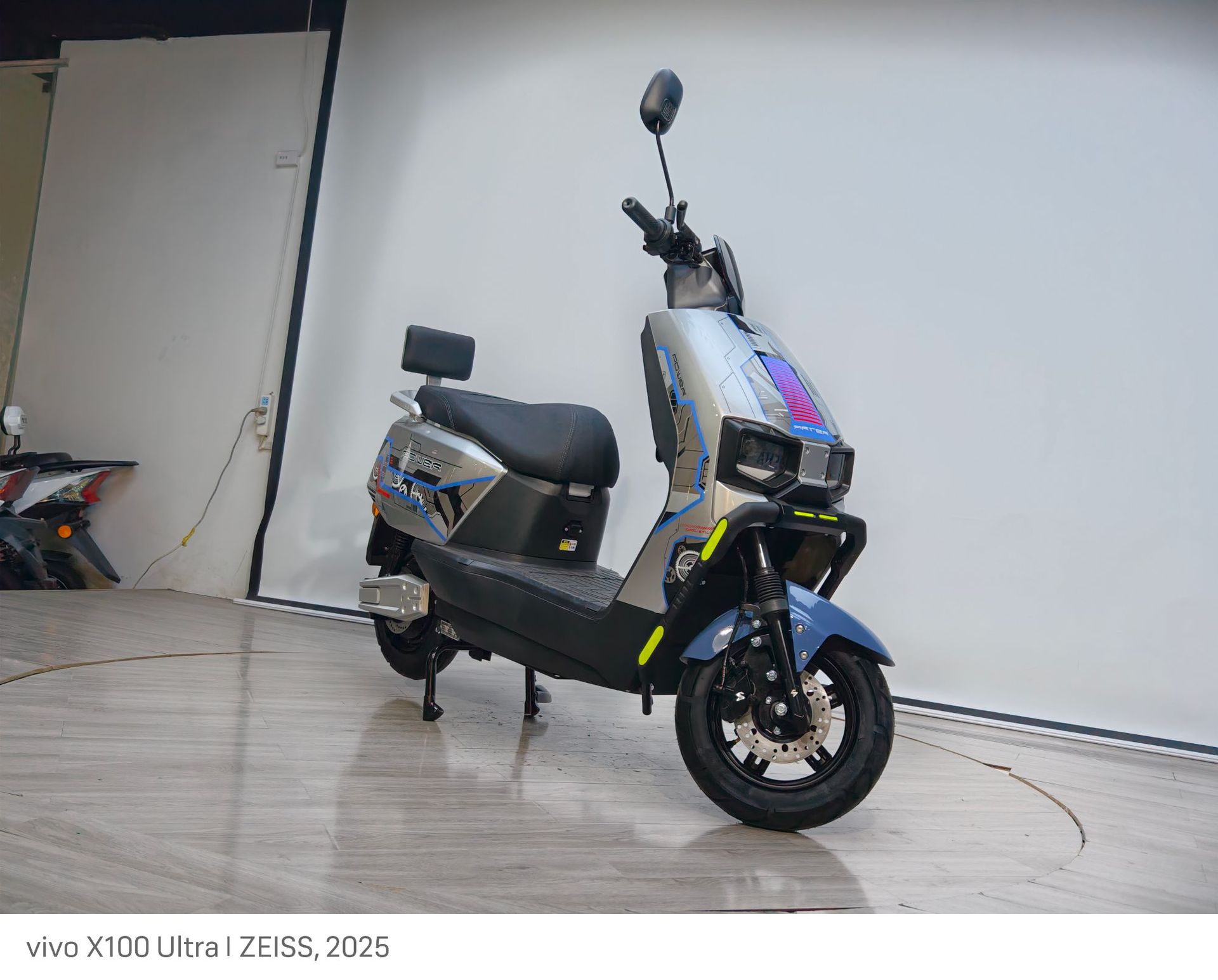 Foreign Trade Export Cangqiong Electric Motorcycle, Commuter Electric Scooter, Electric Scooter with Long Range and High Power