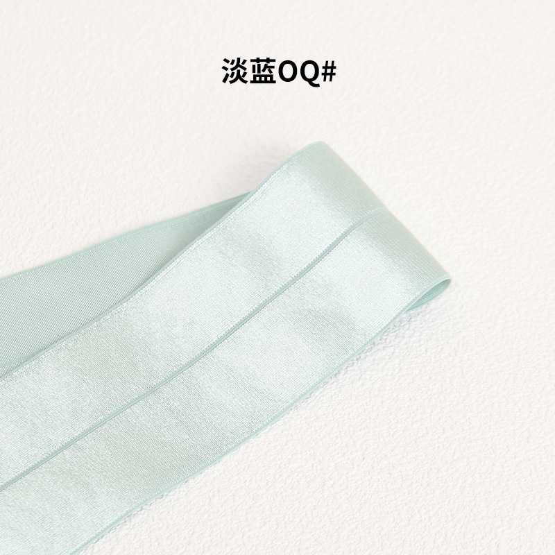 연한 파란색 빛 표면 실이 반으로 접혀 있음