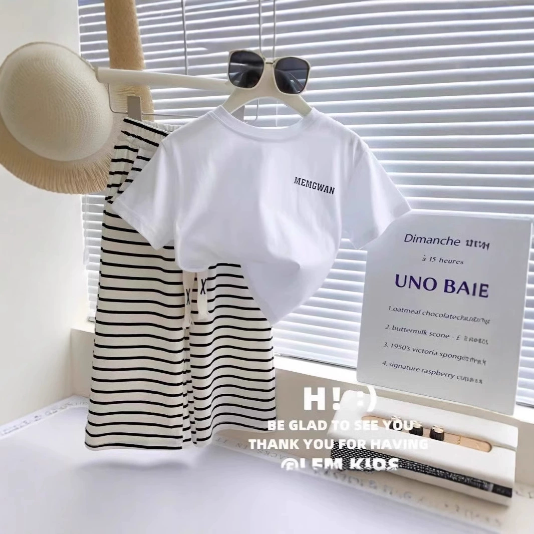 Модный комплект из двух предметов для маленьких девочек, новый стиль, корейский комплект с широкими брюками в полоску с короткими рукавами и буквами для девочек, повседневный комплект