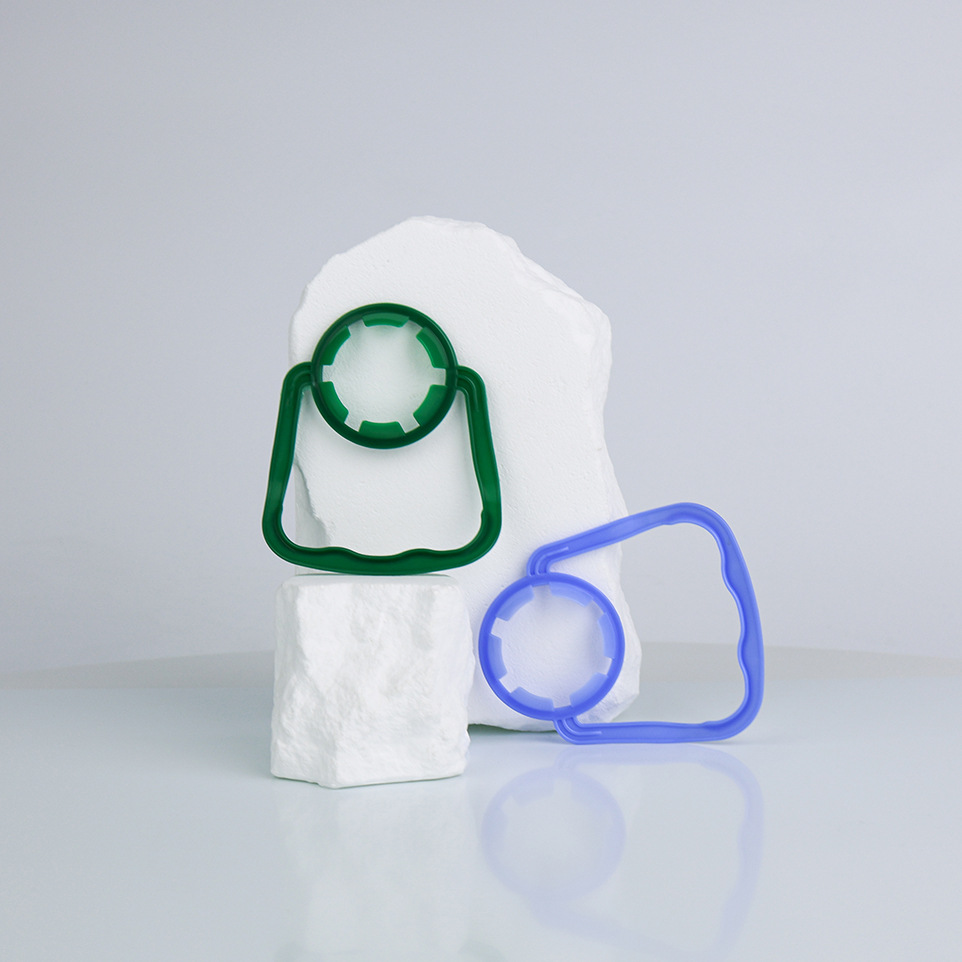 Proveedor al por mayor botella de agua potable desechable mango de plástico 28 / 30 calibre botella de bebidas PE mango