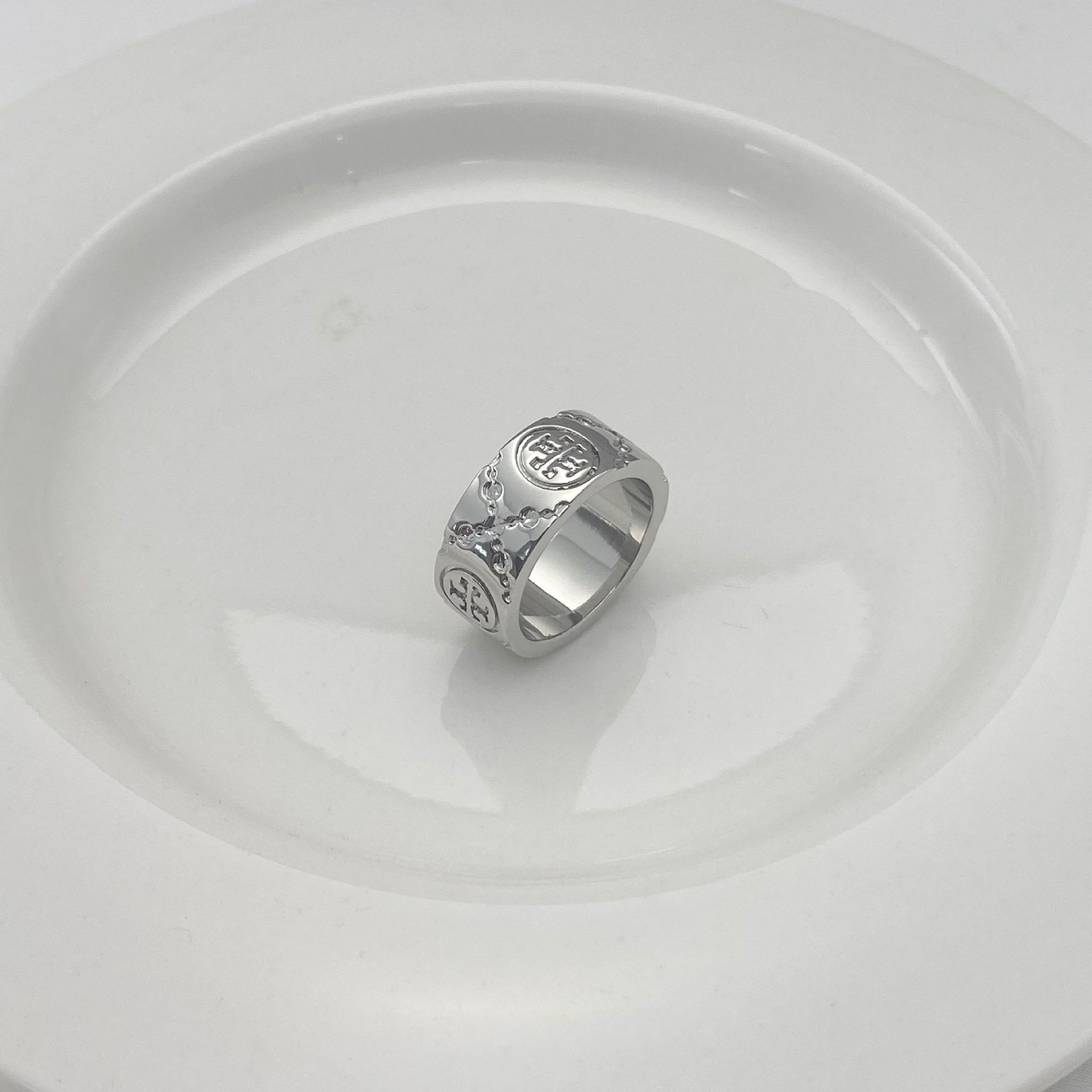 Fashionable trend golden small design ring