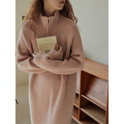Japanese-style relaxed-fit mid-length turtleneck sweater dress for women—perfect as an inner layer for autumn and winter, featuring a loose fit and turn-down collar.