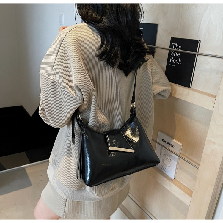 In the summer of 2025, new solid-color underarm bags for women are popular. These are simple and stylish underarm bags, handbags, and candy-colored single-shoulder bags undefined