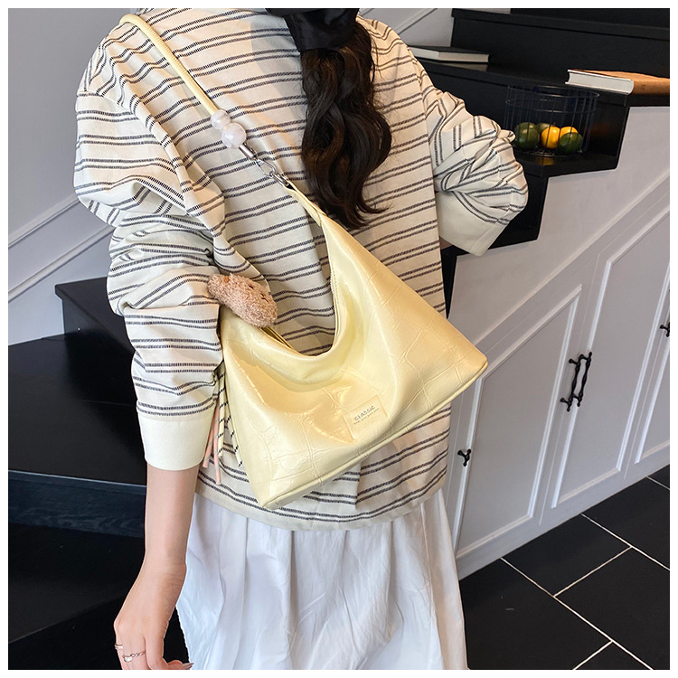 In the summer of 2025, crossbody bags, women's bags, single-shoulder bags, versatile casual bags, sports underarm bags, soft leather bags, dumplings, and women's bags undefined