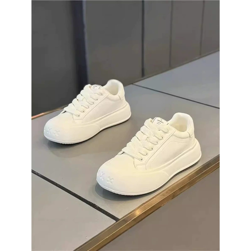 2024 новые осенние мужские туфли с низким верхом на толстой подошве кожаные туфли сплошной цвет маленькие белые туфли модные тренды повседневная обувь