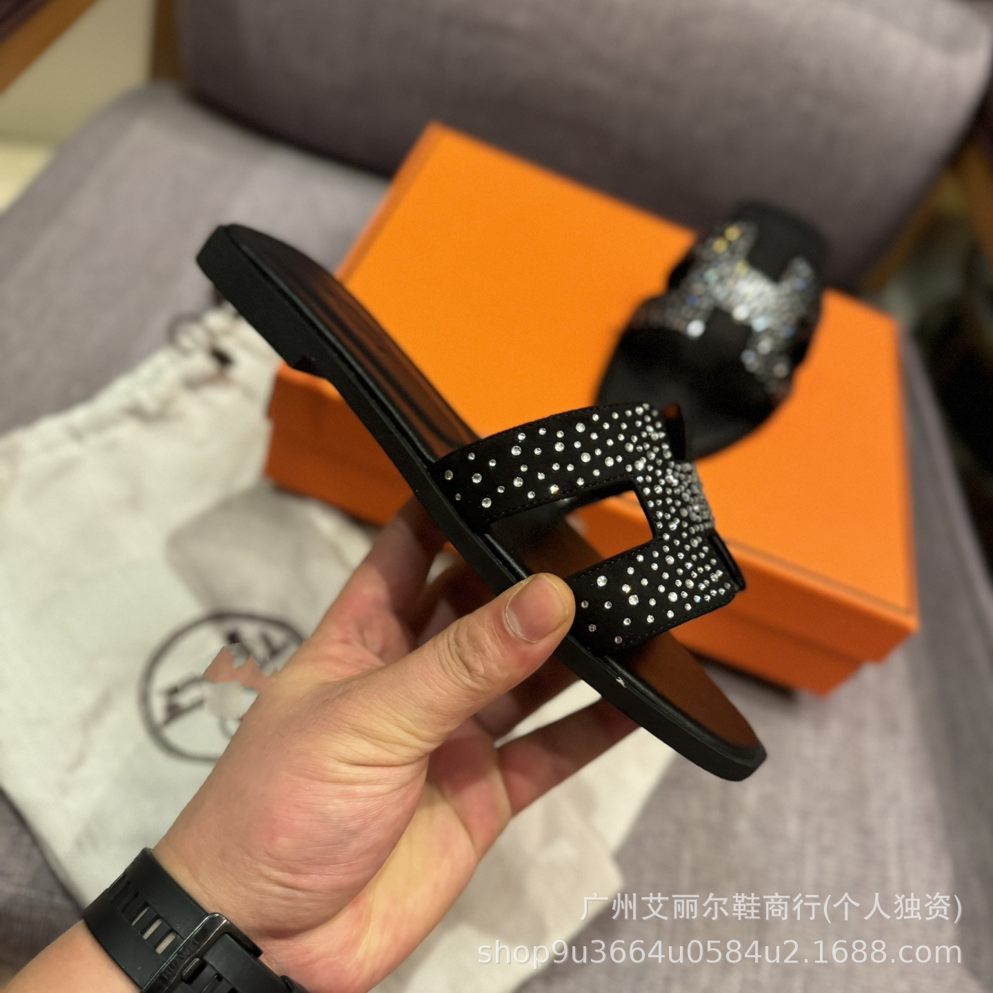 Europa y los Estados Unidos 2025 zapatos caseros de mujer una palabra fuera de H zapatillas de diamante de cuero plano playa casuales zapatillas frías tacones planos resistentes al desgaste