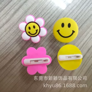 PVC软胶花朵胸针 硅胶笑脸胸章创意防走光胸针饰品礼品工厂定制