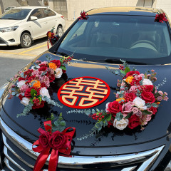 ピンクのみかんの主な車の結婚車は車の頭を飾って花を引っ張ります。