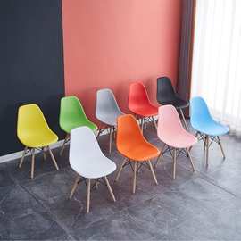 Пластиковые обеденные стулья Eames