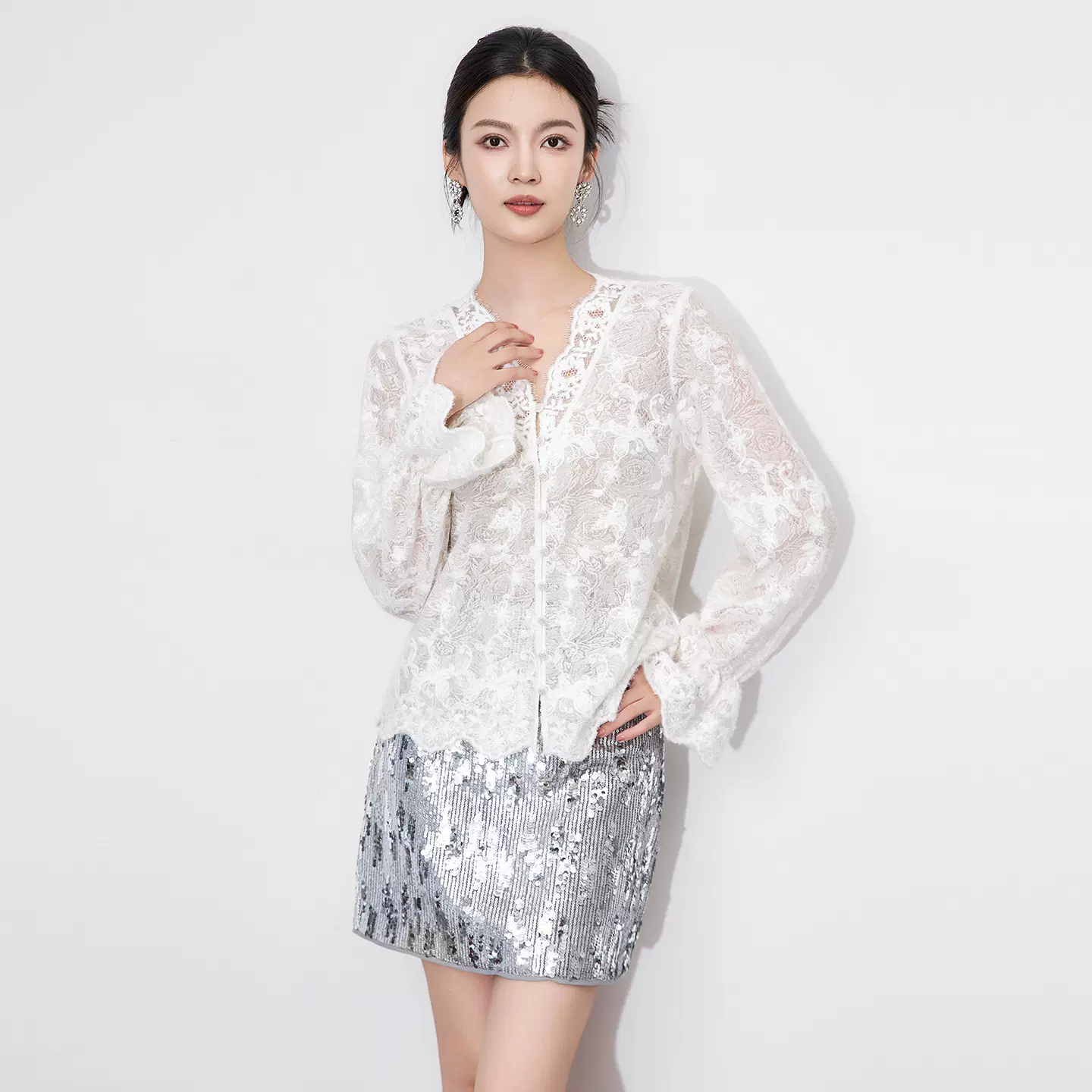 2511802-南油轻奢重工小心机俏皮立体浮雕刺绣蕾丝V领衬衫上衣女