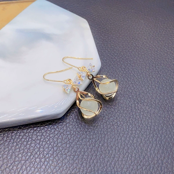 With bow, cat's eye
