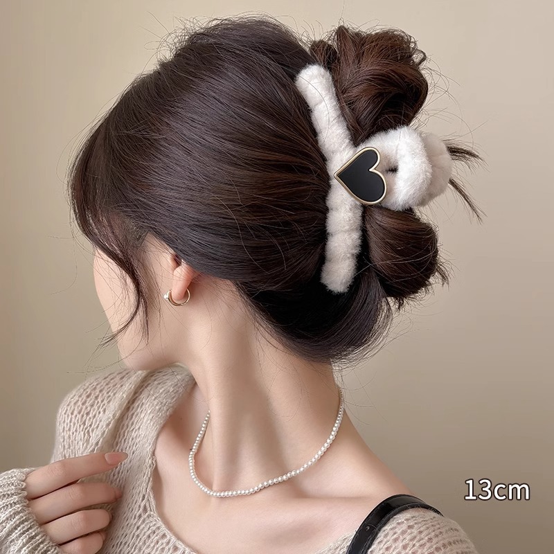 2025 nuevo clip de peluche lindo temperamento peludo detrás de la cabeza de cabello de alto nivel sensación de tiburón clip grande mujer