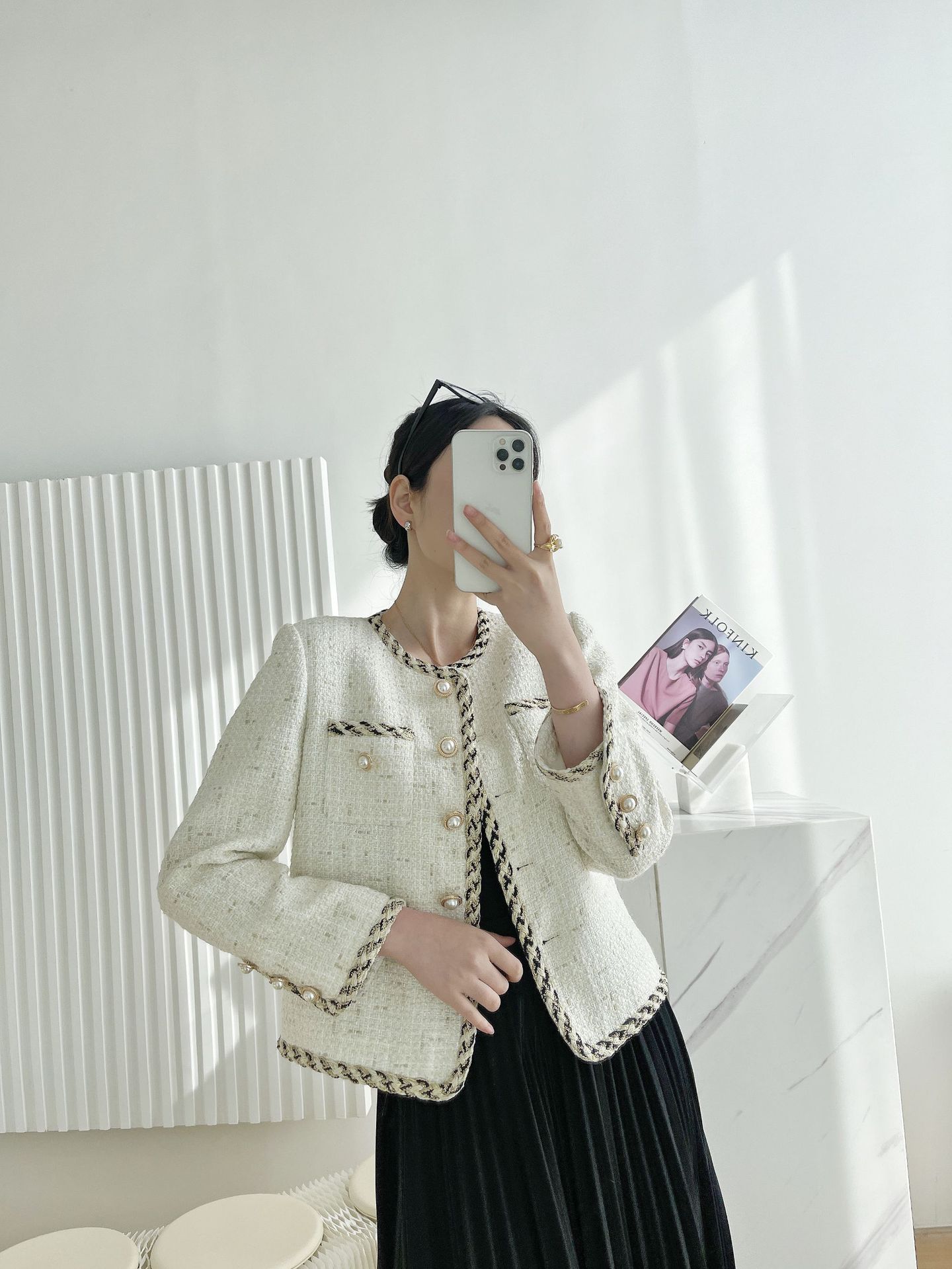 Elegant woolen coat with a round collar