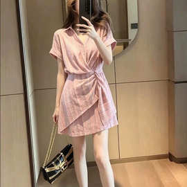 法式条纹短袖连衣裙女装2026夏新款设计感褶皱不规则收腰显瘦裙子