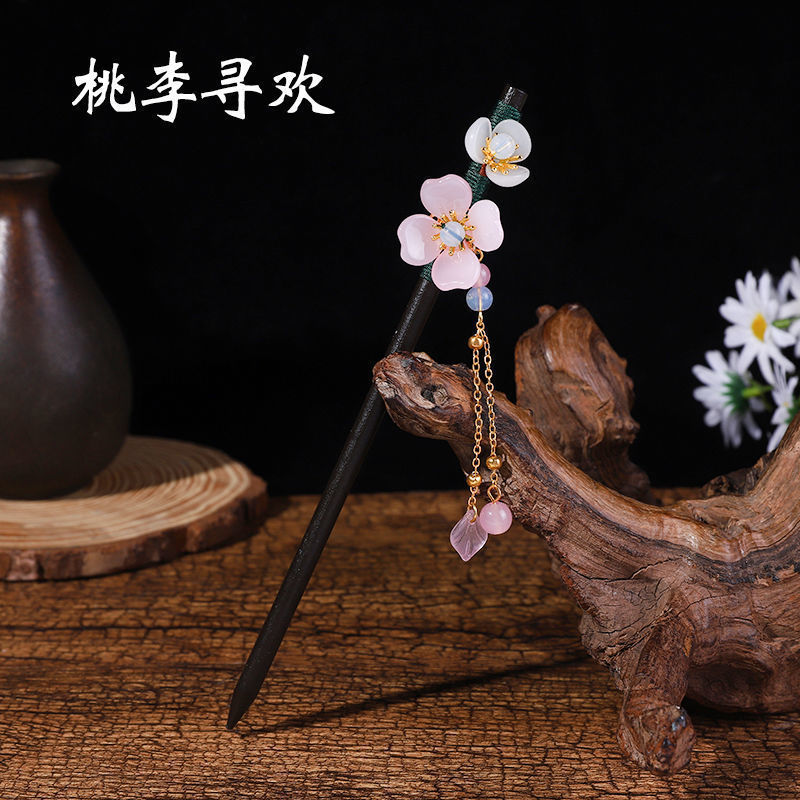黒檀の木のかんざしのフリンジをまねて、かんざしの子供の古風な頭飾りをします。|undefined