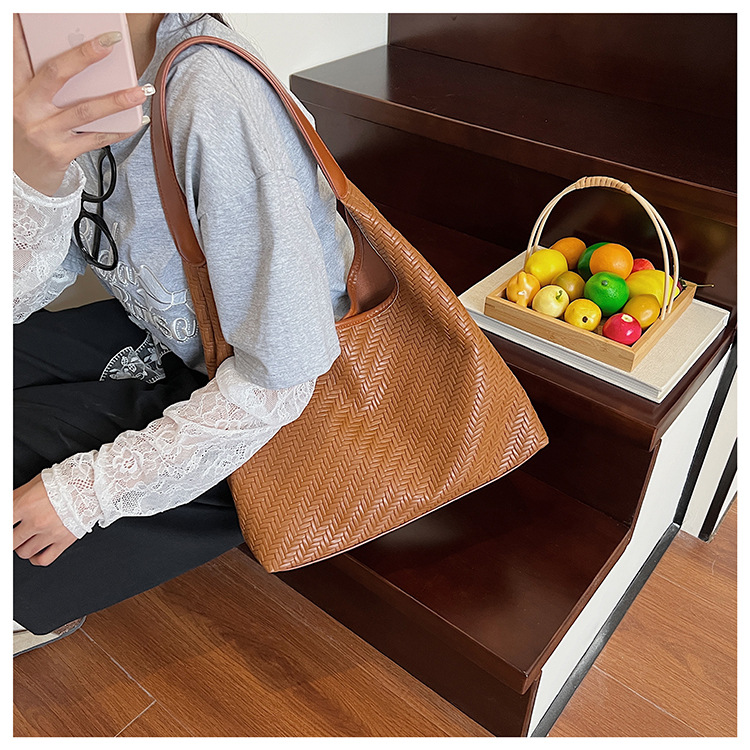 Casual design, stylish, large-capacity single-shoulder 2025, fashionable and trendy woven commuting, simple and retro tote underarm bag undefined