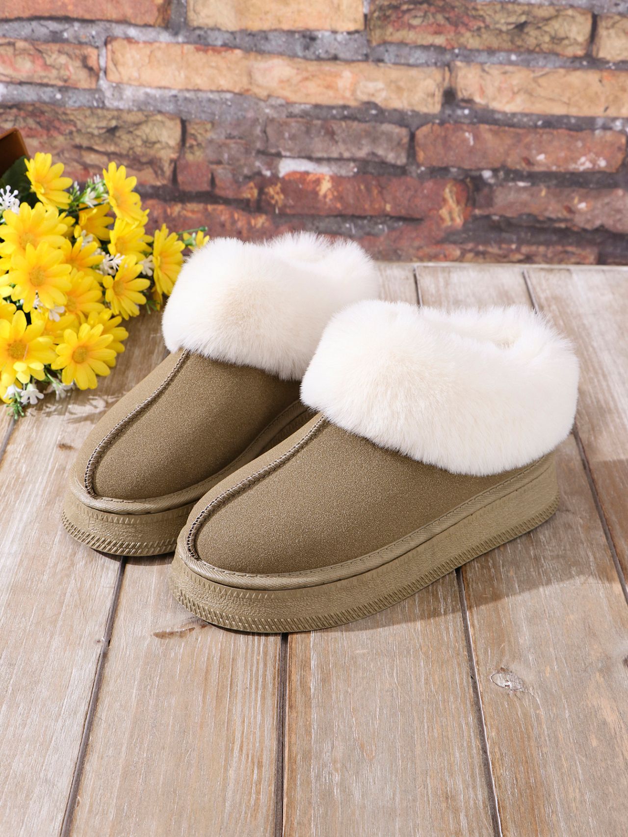 Women's platform snow boots with rounded toe lined with plush_voghion.com