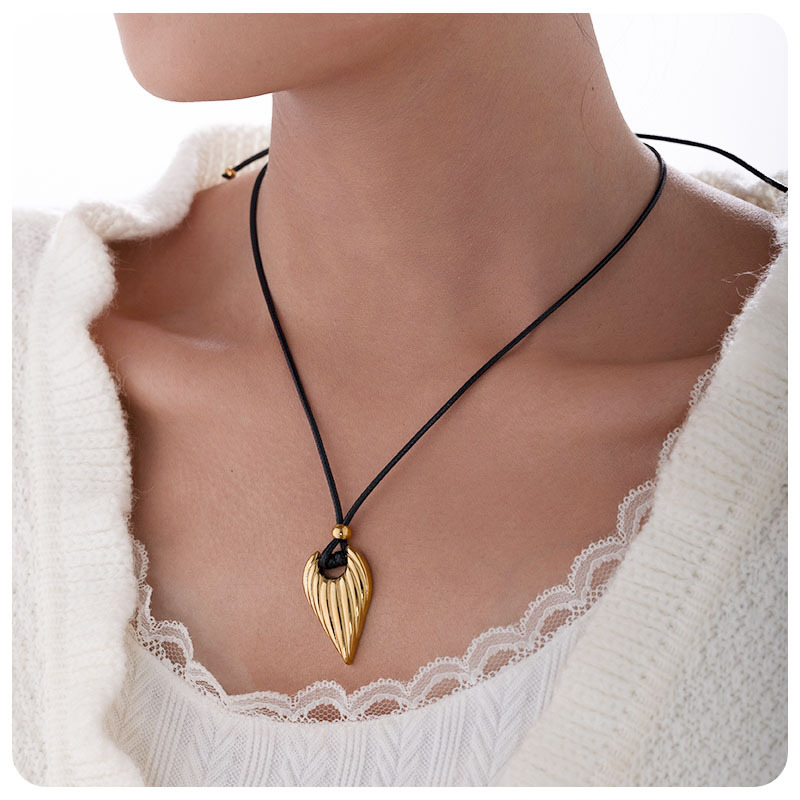 TAINA Omei INS transfronterizo 18k oro chapado collar de acero titanio largo ajustable cuerdas negras hojas suéter cadena al por mayor image 1