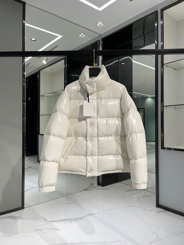 Qibiao offers new, trendy, and versatile women’s shiny, quilted down jackets from the M brand, available in stock