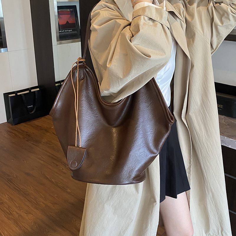 Bolsa de cubo transfronteriza de gran capacidad, bolsa de viaje retro de mujer 2025, otoño y invierno, nueva moda, bolsa de brazo, bolsa de hombro universal