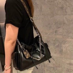 高バージョン2025新型高級感本革黒侍トートバッグ大容量通勤シングルショルダー斜めがけ牛革バッグ