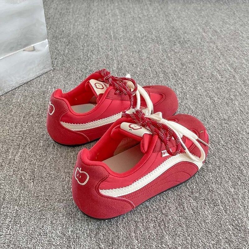 Zapatos de entrenamiento para mujeres primavera y verano de 2025, nuevos zapatos de skate transpirables con suela delgada coreana, zapatos blancos casuales lindos para mujeres