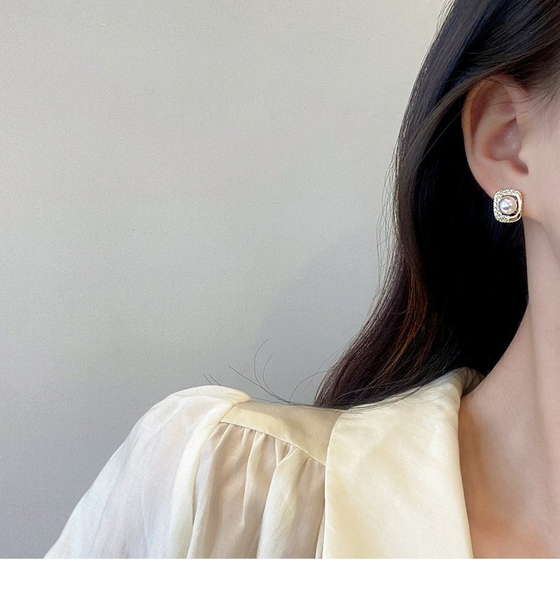 South Korea Dongda Fashion Geometric Earrings Micro-inlaid Zircon Pearl Earrings Female Personality Design Ear Jewelry display picture 1