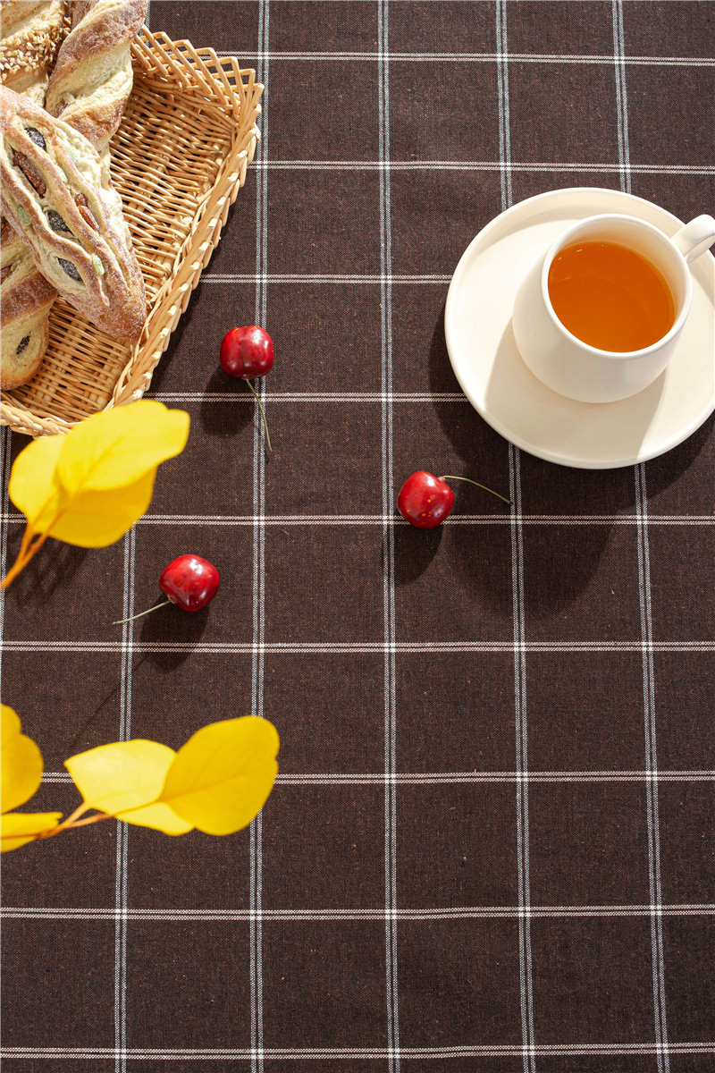 Tovaglia rettangolare geometrica a quadri a doppia linea in cotone-poliestere con bordo arrotolato, ideale per tavoli da pranzo e tavolini da caffè._voghion.com