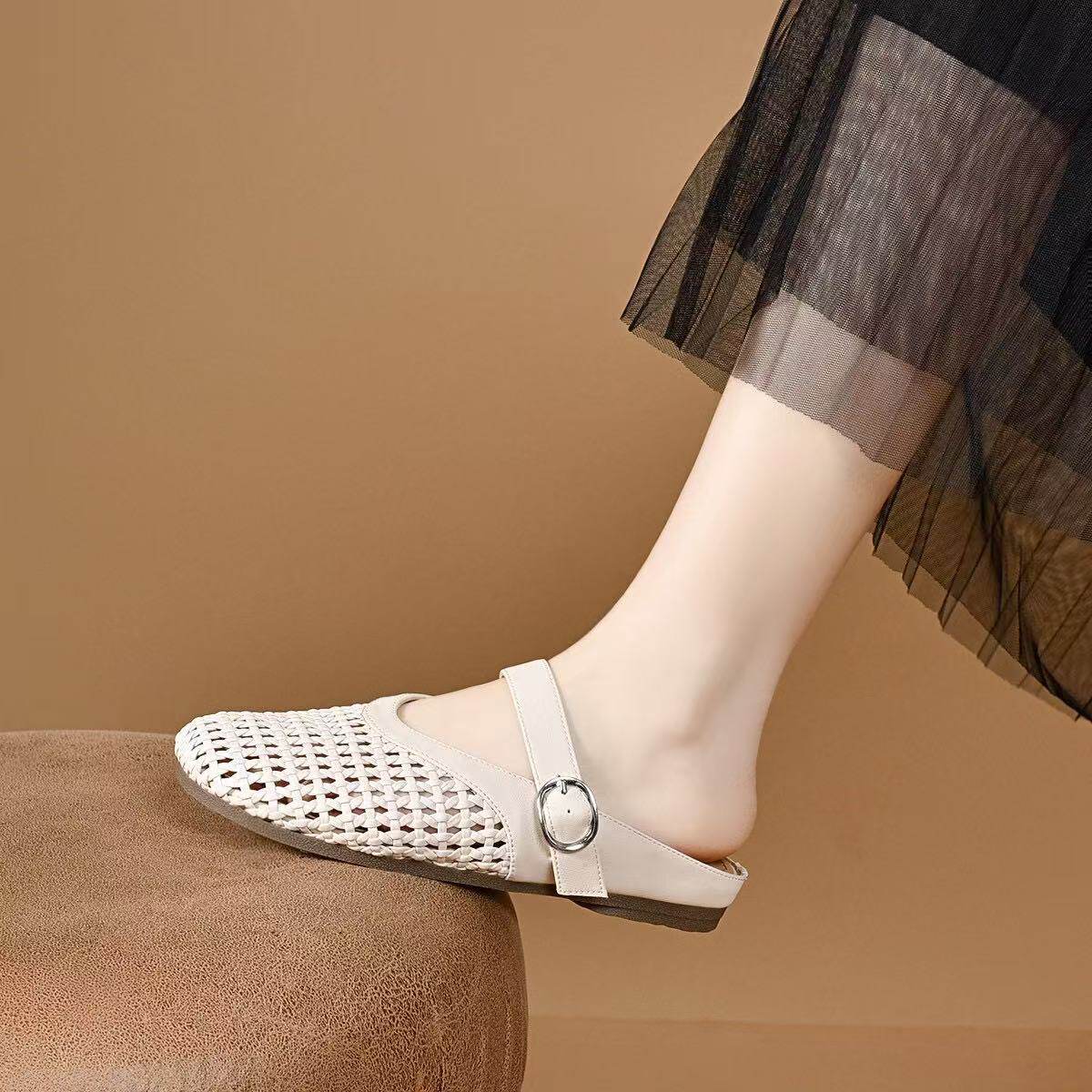 Dép sandal nữ da thật mũi kín đế bệt, quai chữ V đơn giản, mềm chống trượt — màu đen