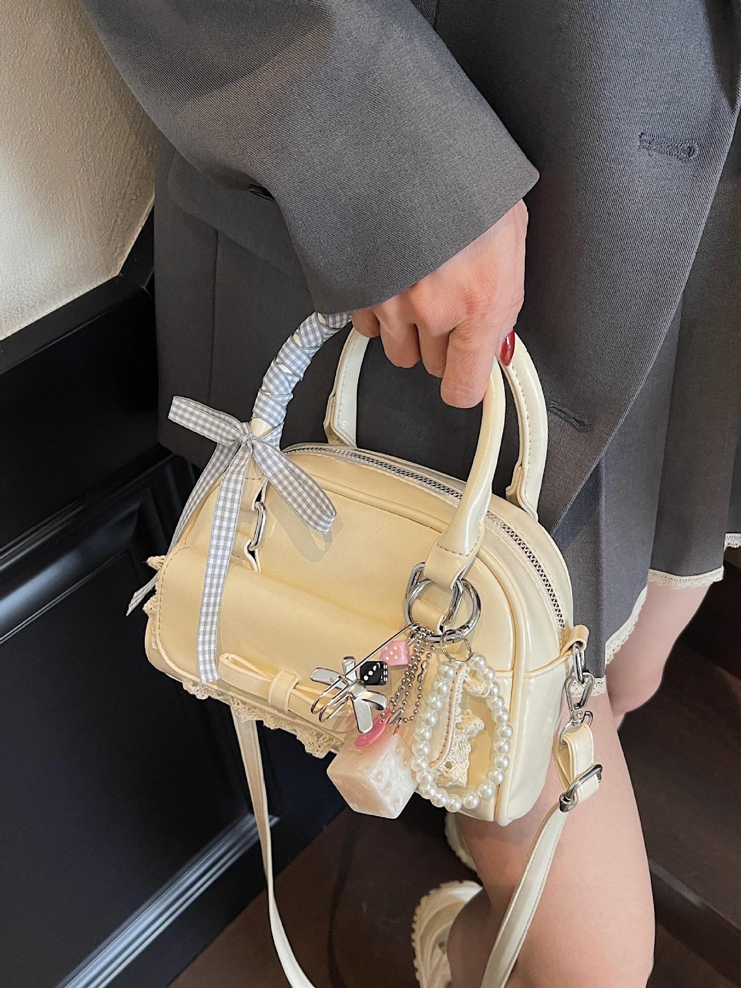 Bolsos pequeños portátiles populares de este año para mujer 2025 nueva moda bolsa de mensajero estilo occidental bolso de hombro casual coreano