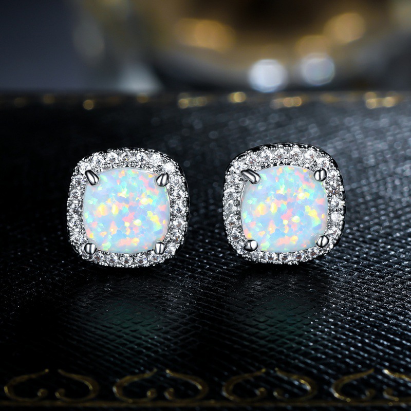Platin rəngli opal sırğa, dörd caynaqlı kvadrat dizayn