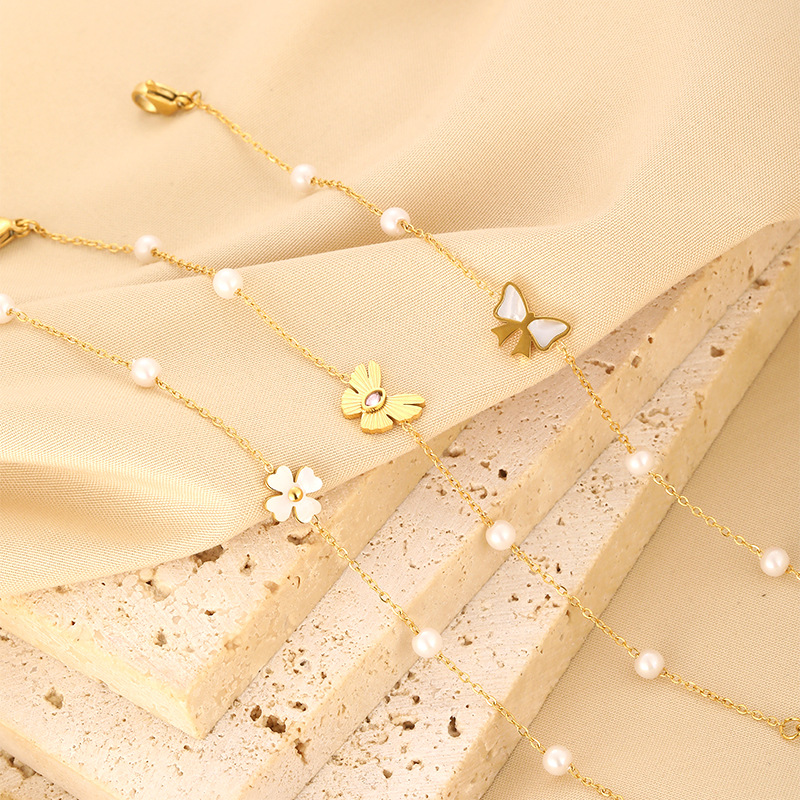 Estilo japonés y coreano Luz de lujo INS de moda Concha perla pulsera hembra mariposa trébol personalidad todo fósforo pulsera de acero inoxidable