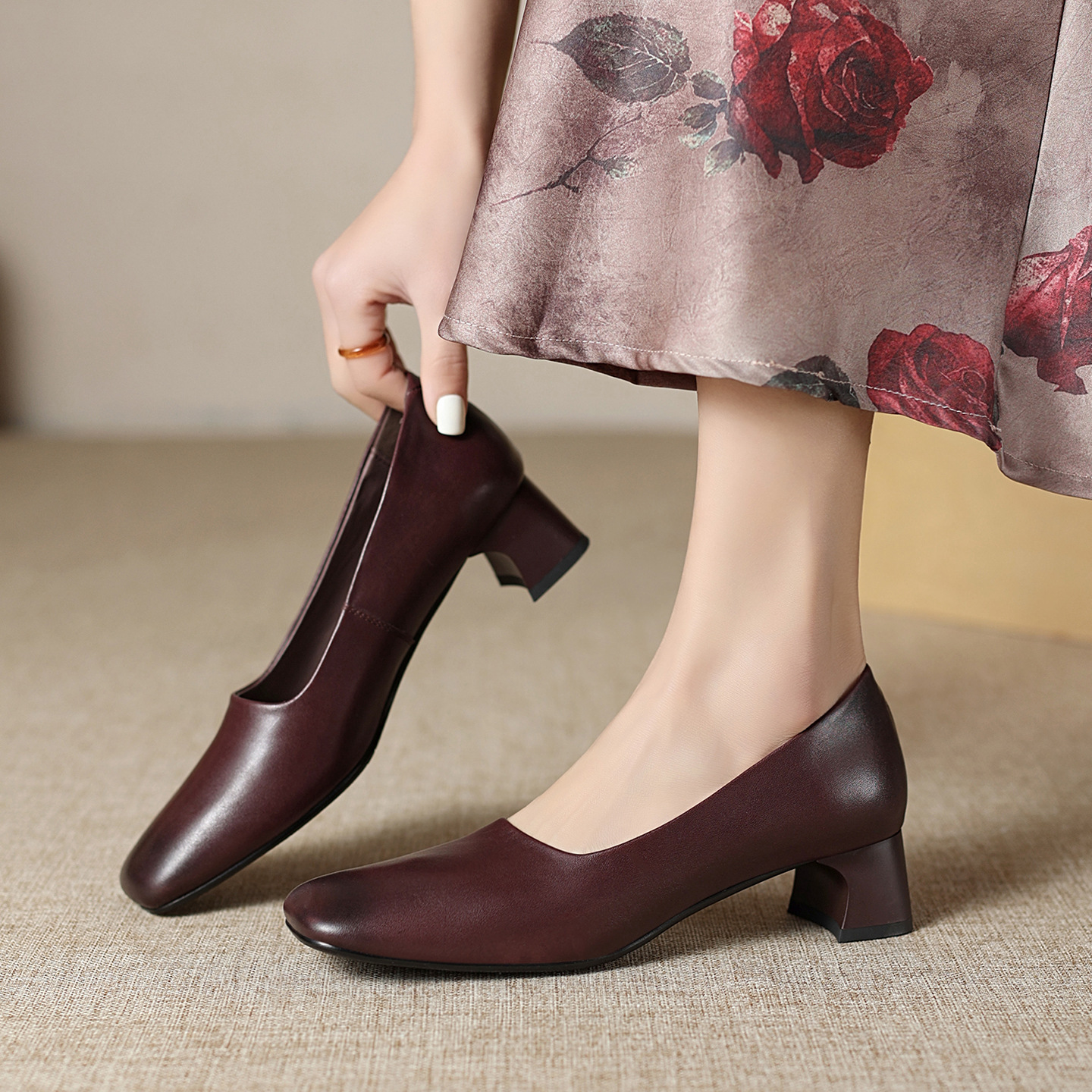 Giày nữ gót 4 cm da bò mũi vuông hở mũi kiểu bà già đi làm — màu nâu