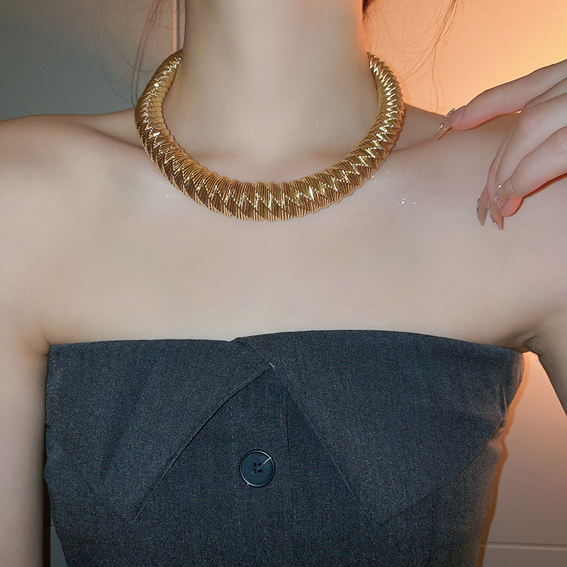 Metall-Design-Sense-Halsband, kleine Menschenmenge übertreibt mittelalterliche Schlüsselbeinkette, Netzrot, modisch, leichter Luxus-Stil_voghion.com