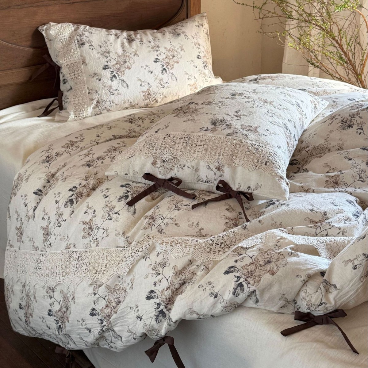 Elegante, lusso discreto, fragranza delicata. Completo elegante francese vintage in cotone e lino stampato a quattro pezzi con finiture in pizzo di lino e papillon._voghion.com