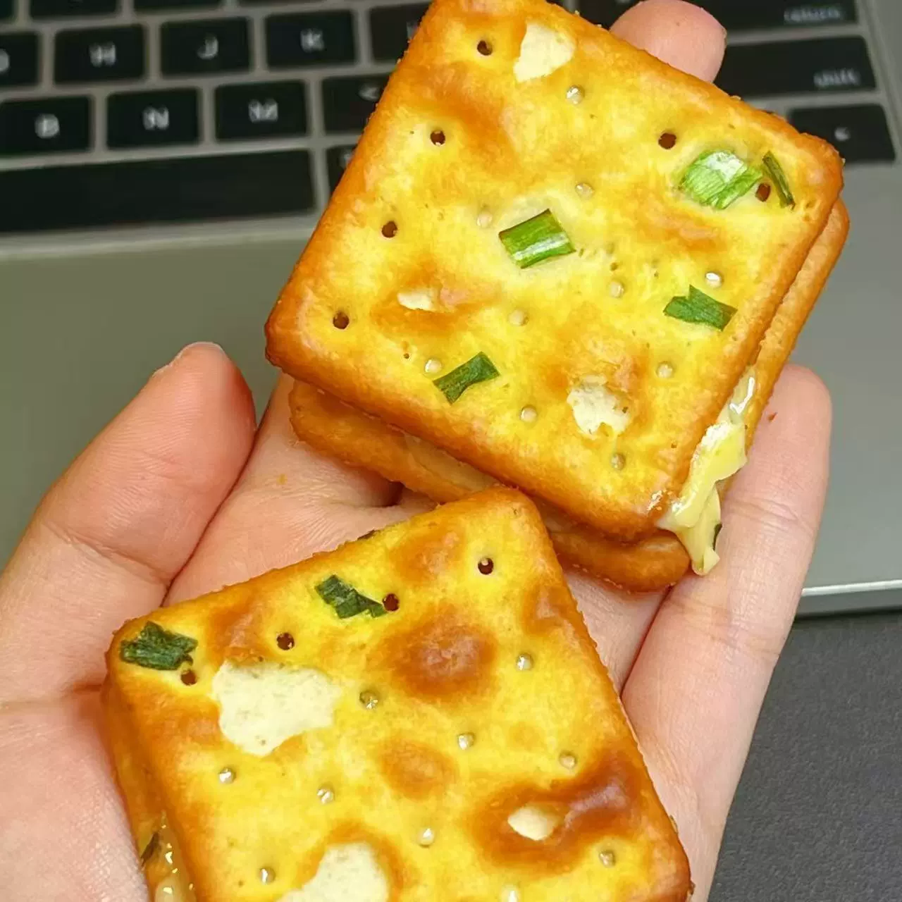 Chives and nougat sandwich biscuits in iron boxes, Niuzha Internet celebrity snacks, specialty casual snacks, delicious snacks to satisfy your cravings