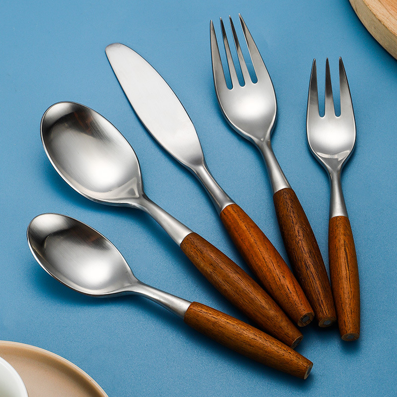 Retro 304 mango de madera de acero inoxidable set de cubiertos cuchara de postre de hotel occidental mango de madera de flores de pera set de cubiertos 5 piezas