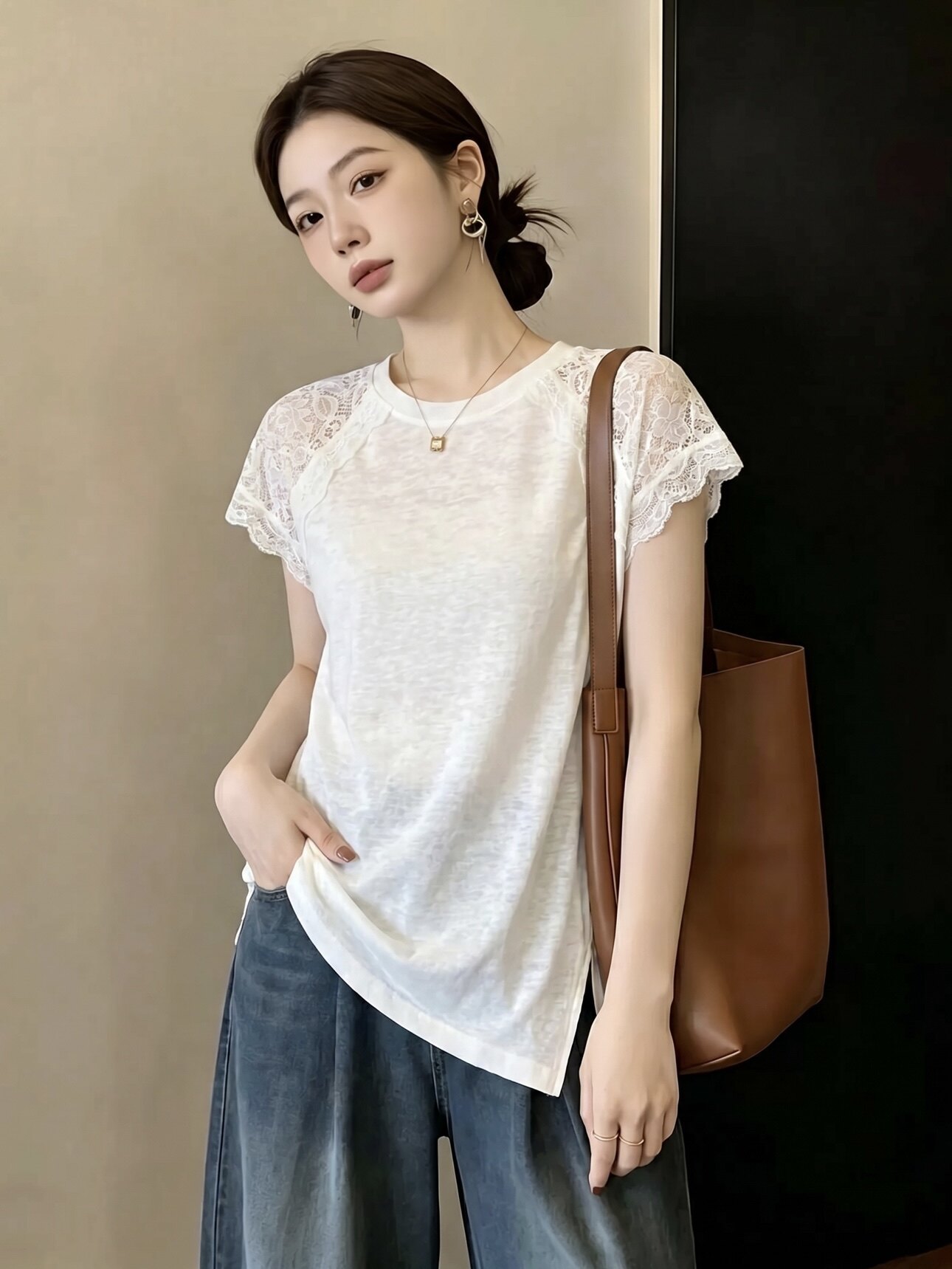 Áo thun nữ tay ngắn ren phối vai chẻ tà thiết kế — màu trắng chi tiết 4