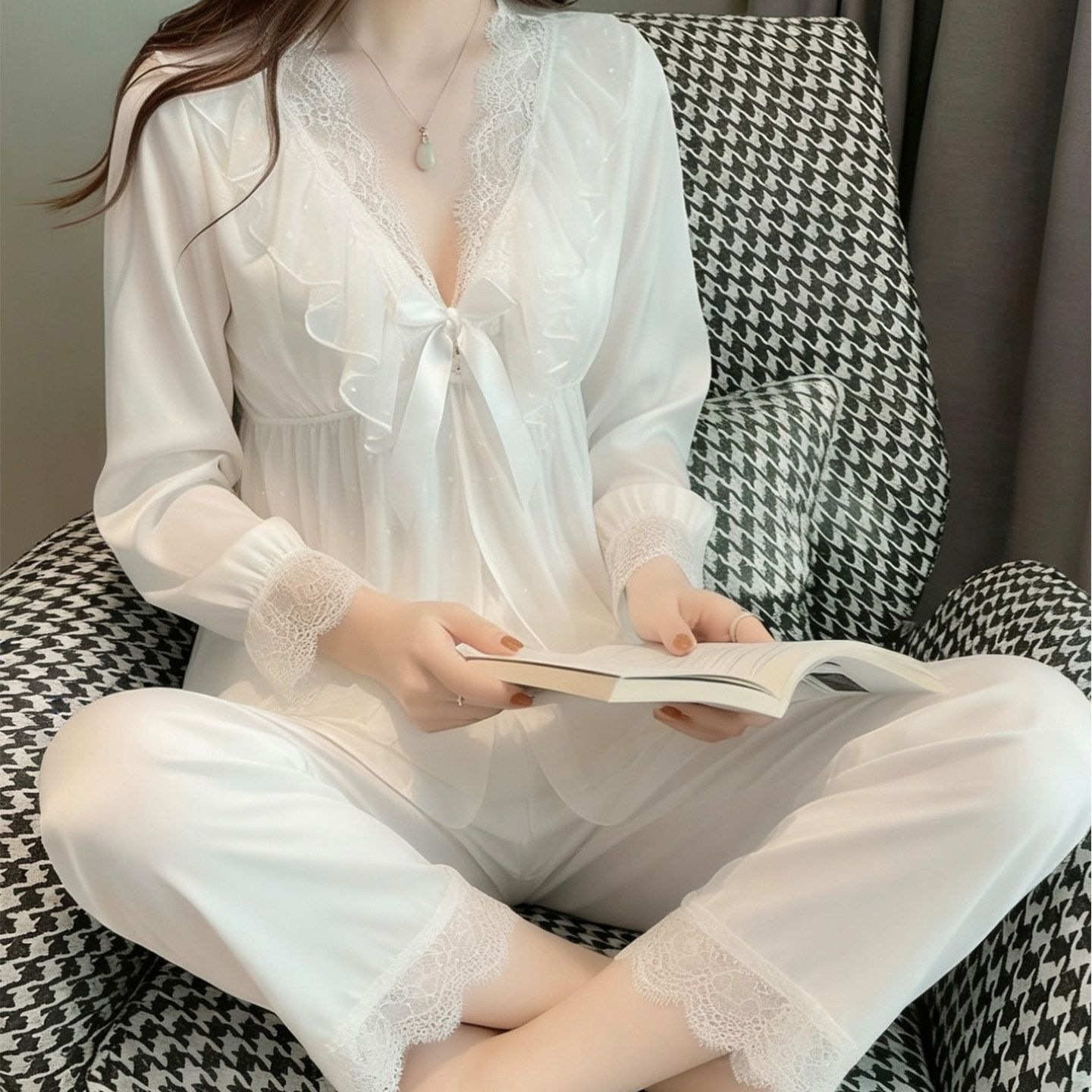 New spring and autumn collection: relaxed-fit, ice silk long-sleeved pajama set for women, featuring a retro, sexy lace trim design and a skin-friendly fabric