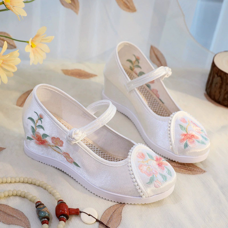 (1126-04) Весенний новый национальный стиль вышитой обуви