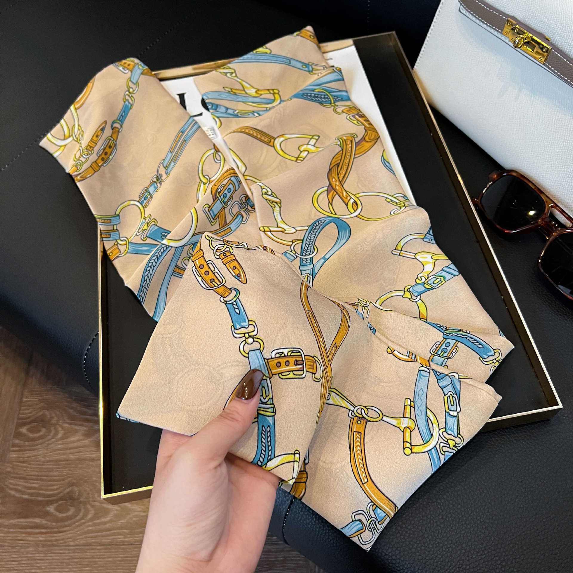 Nueva bufanda de seda pequeña banda larga estrecha para el cabello mujer estilo primavera y otoño moda madre bufanda estilo verano estilo fino serpentina bufanda al por mayor