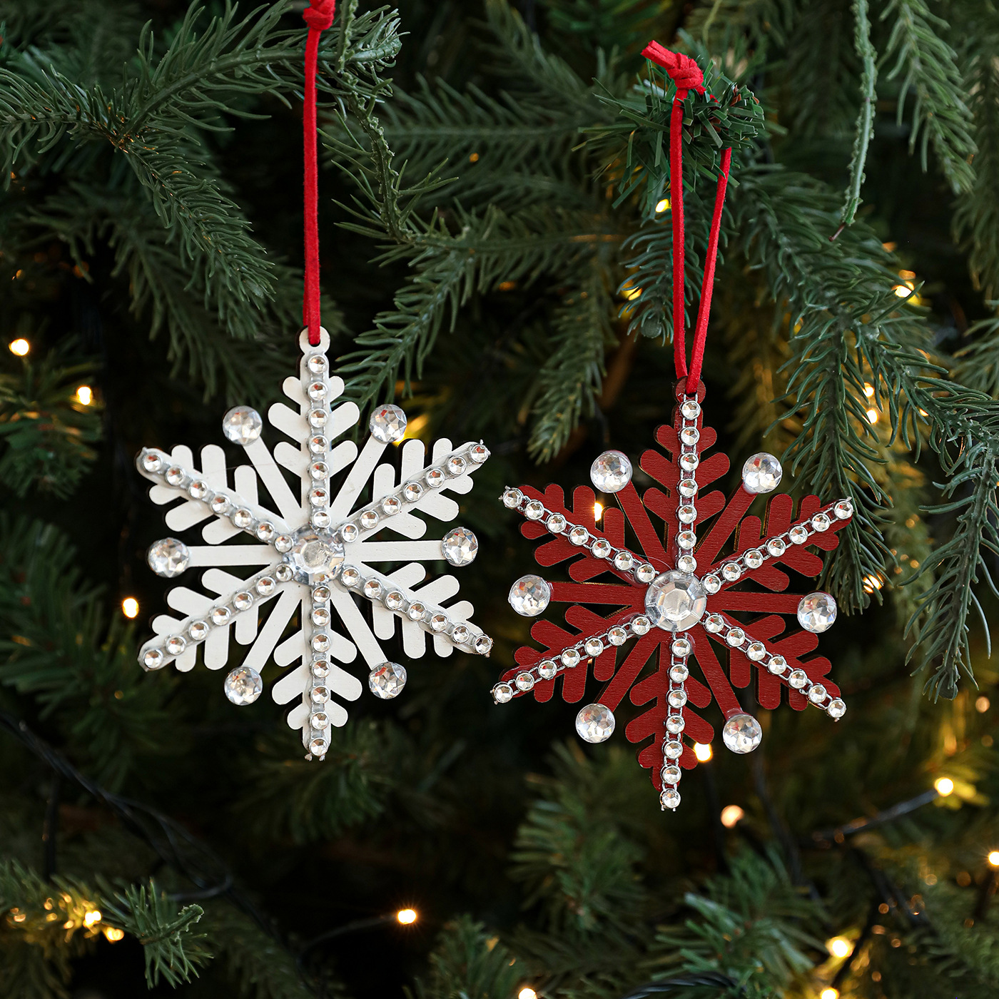 Nuevos colgantes de madera roja para la casa colgantes de árbol de Navidad de madera decoración de escenas pintadas al por mayor