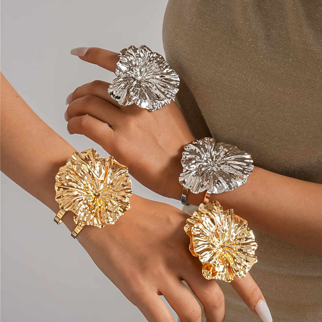 Europa y Estados Unidos transfronterizos metal plegado flor pulsera de doble capa anillo simple exagerado pulsera nicho de alta sensación joyas